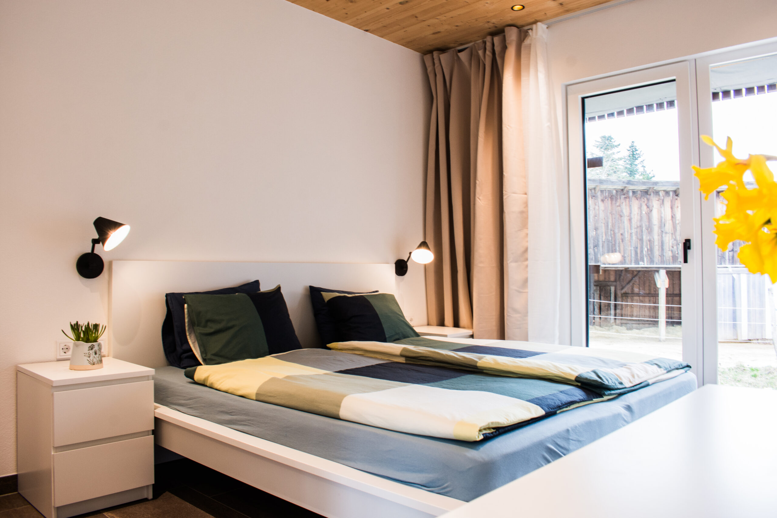 Gästezimmer im Waldviertel, Doppelzimmer mit Blick auf die Pferde, eigene Dusche und TV, Frühstück inklusive